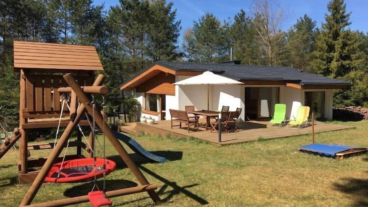 Lipnica House | Holiday Home by Lake with Sandy Beach