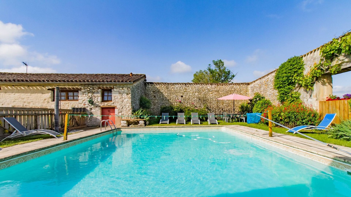 Monflanquin House | Holiday Home 'Côté Four' with Shared Pool, Garden, Terrace & Wi-Fi