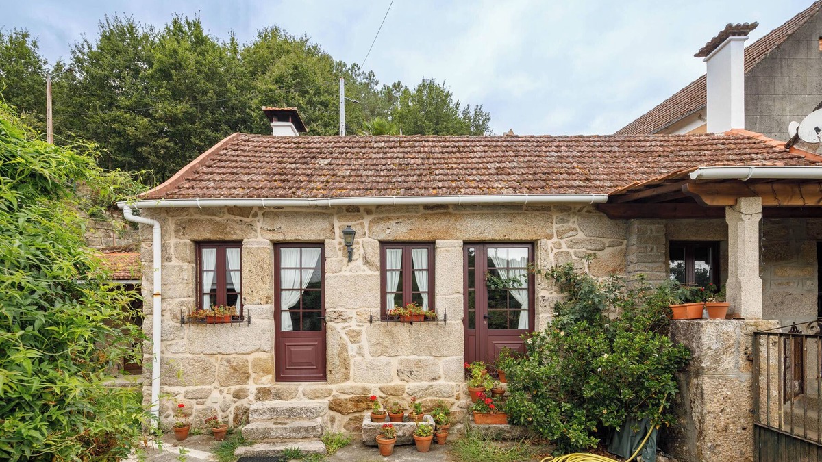 A Caniza House | Holiday Home 'C Vilamide' with Mountain View, Private Terrace and Wi-Fi