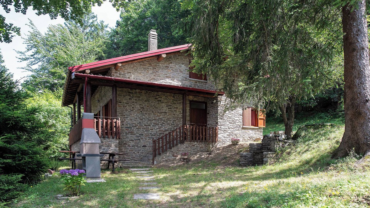 Cosio Valtellino House | Holiday Home 'Casa Nel Bosco' with Wi-Fi
