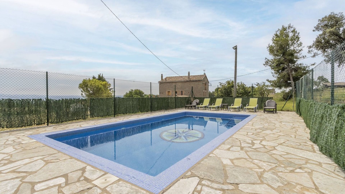 Casserres House | Holiday Home 'Cal Camp Llarg' with Mountain View, Private Pool and Wi-Fi