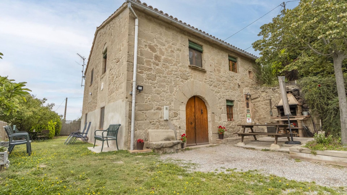 Casserres House | Holiday Home 'Cal Viudet Vell' with Mountain View, Private Pool and Wi-Fi