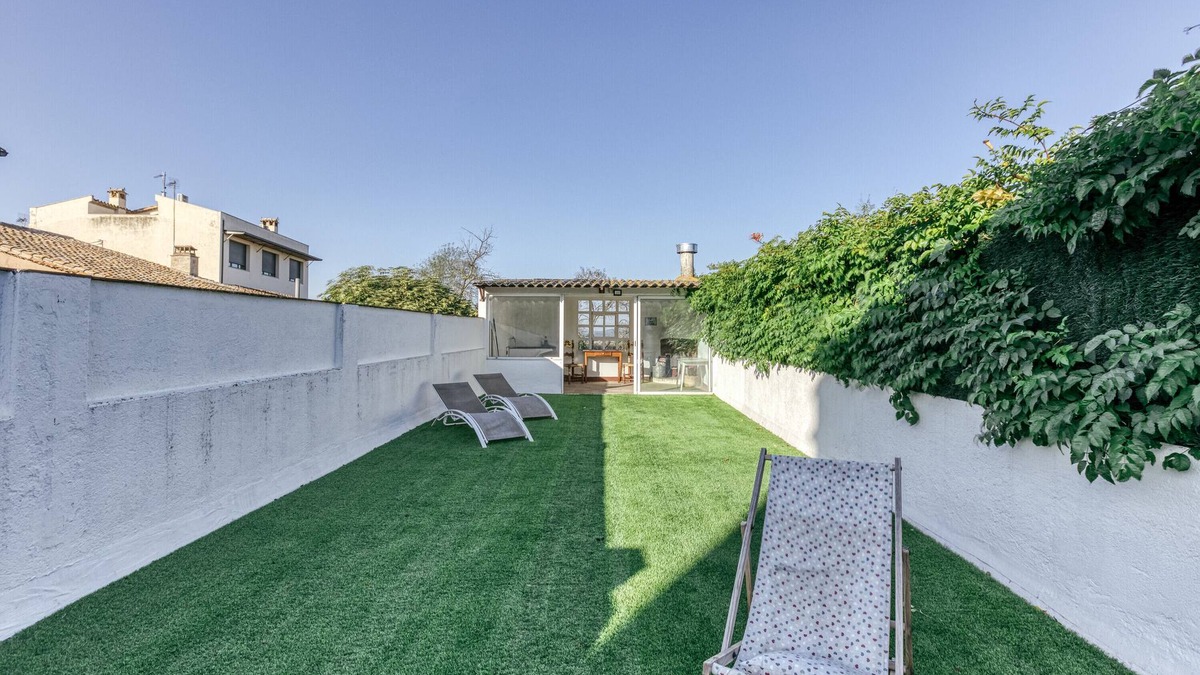 Llagostera House | Holiday Home "Can Mateuet" with Private Garden & Wi-Fi
