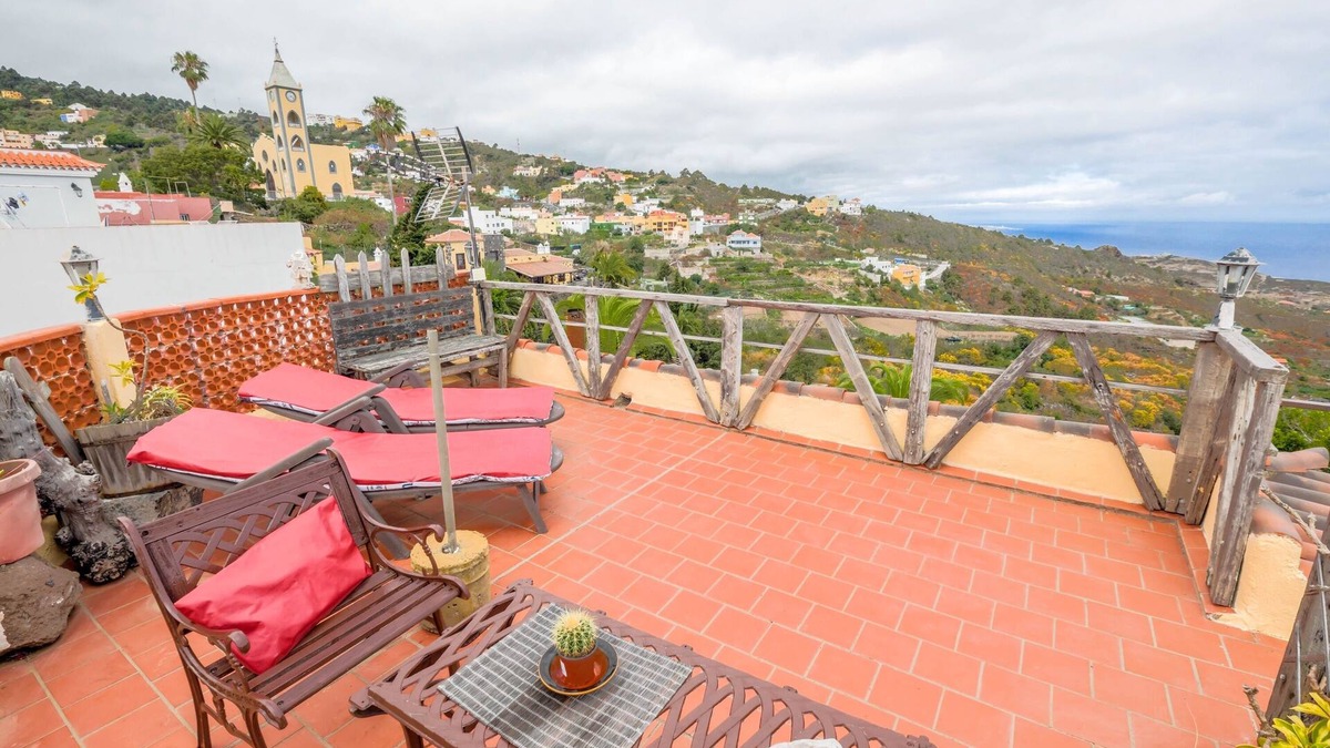 La Guancha House | Holiday Home "Carmela" with Amazing Ocean Views, Terrace & Wi-Fi
