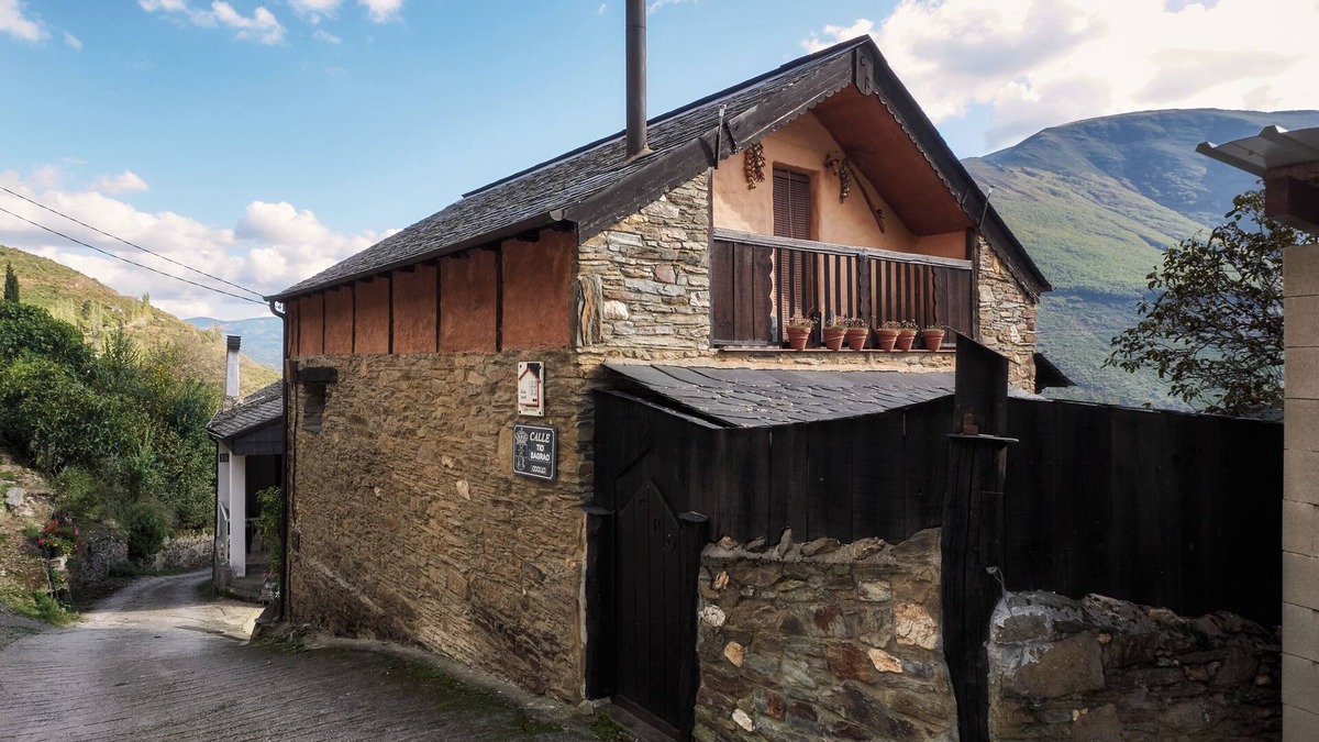 Odollo House | Holiday Home 'Carriles Romanos' with Mountain Views, Shared Pool and Private Terrace