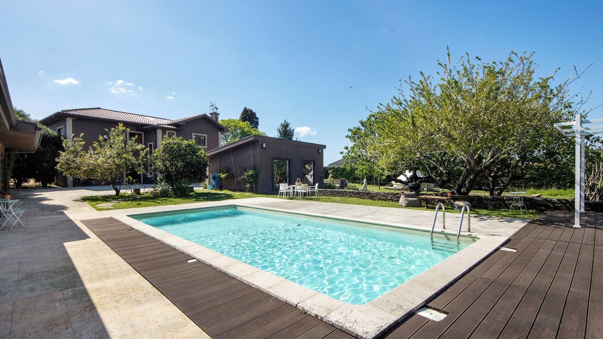 Gondomar House | Holiday Home 'Casa Chocolate' with Mountain Views, Private Pool and Wi-Fi