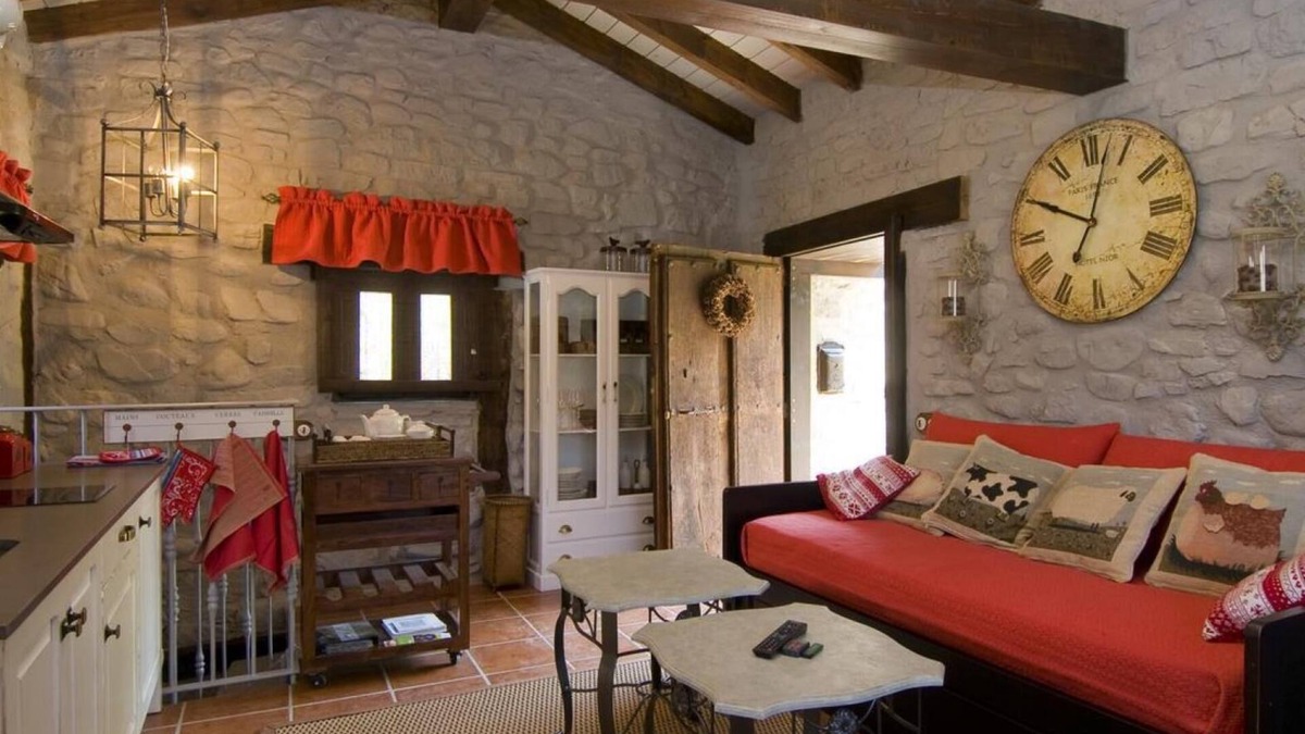 San Roman de Cameros House | Holiday Home 'Casa Concejos' with Mountain View, Shared Pool and Wi-Fi