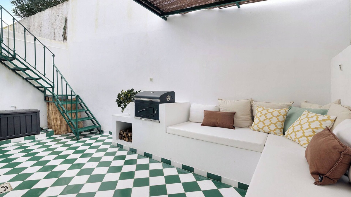 Alcochete House | Holiday Home 'Casa Da Praia' with Private Terrace, Balcony and Wi-Fi