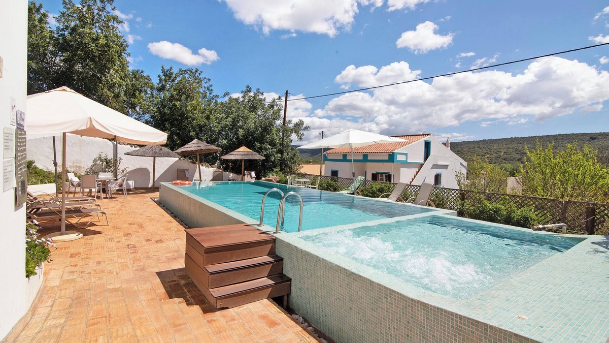 Loule House | Holiday Home "Casa da Tita - Apartamento Celeiro" with Mountain View, Pool, A/C & Wi-Fi