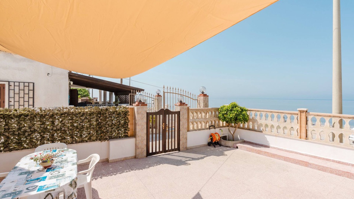 Petrosino House | Holiday Home 'Casa Damari-Fronte Spiaggia' with Sea View and Private Terrace