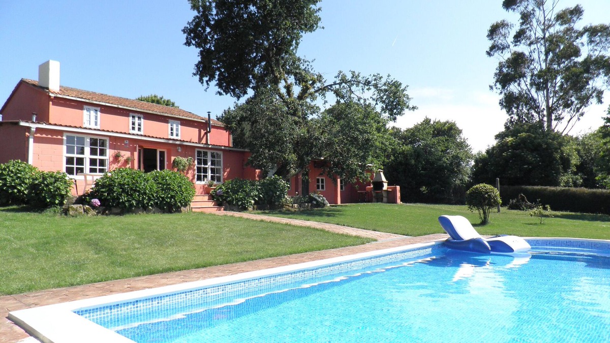 Trazo House | Holiday Home 'Casa De Piñeiro Y Spa Optional' with Mountain Views, Private Pool and Wi-Fi