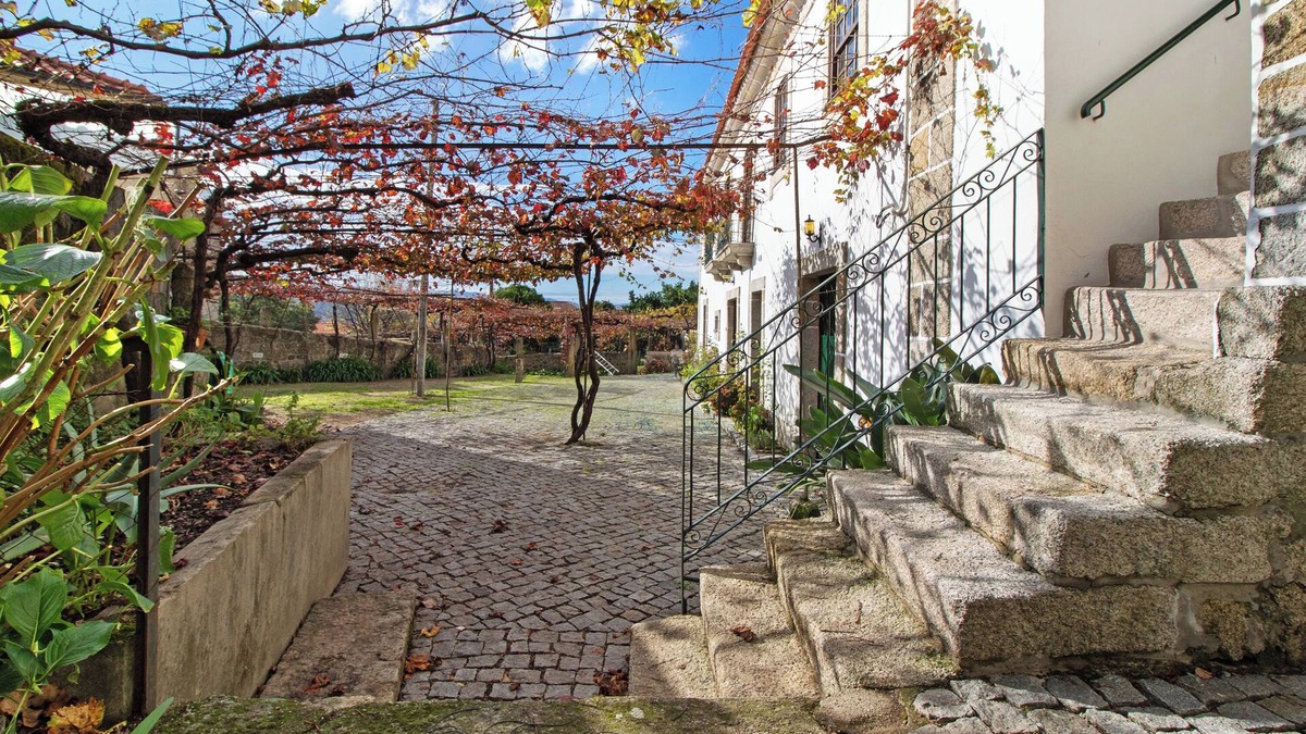 Soajo House | Holiday Home 'Casa Do Adro Do Soajo' with Mountain View, Wi-Fi and Air Conditioning
