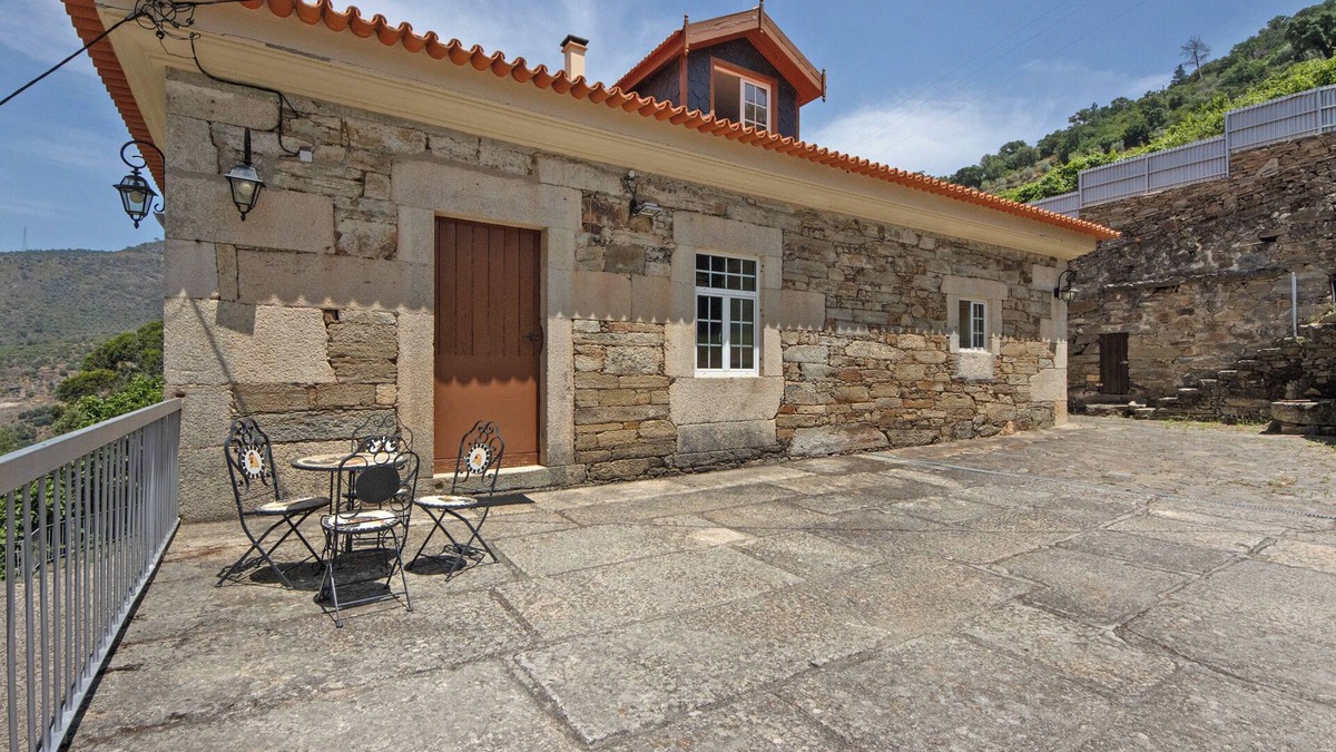 Armamar House | Holiday Home 'Casa Do Riacho - Douro' with Mountain View, Private Terrace and Wi-Fi