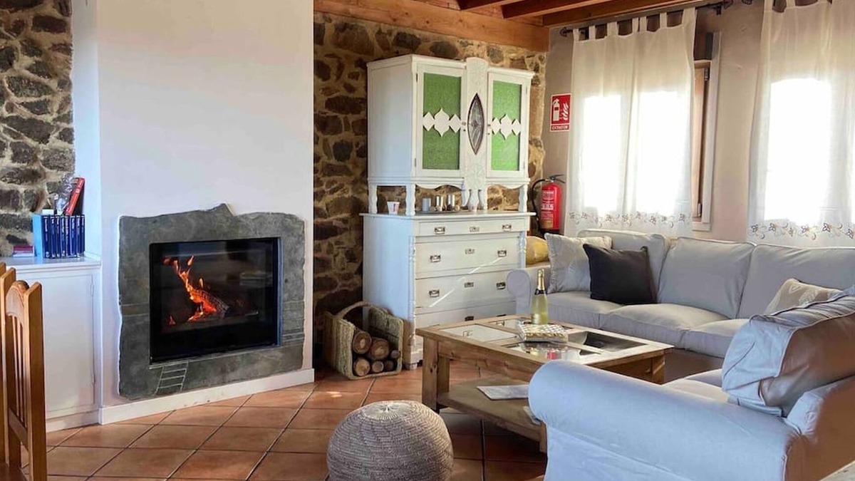 La Horcajada House | Holiday Home 'Casa Rural Lucia' with Mountain View, Private Terrace and Wi-Fi