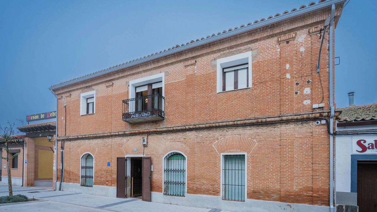 Matapozuelos House | Holiday Home 'Casa Tilde' with Private Terrace, Balcony and Wi-Fi