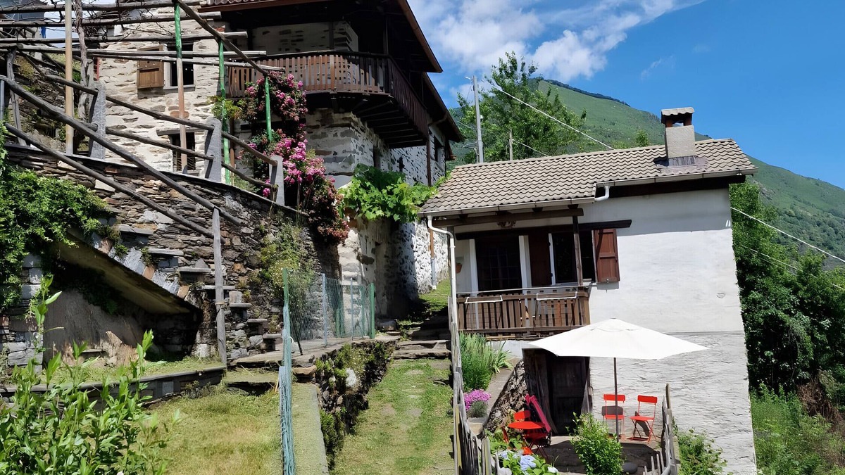 Lunecco House | Holiday Home 'Casa Grande' with Private Garden, Balcony and Wi-Fi