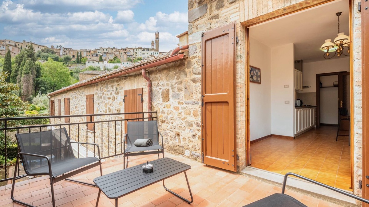 Montalcino House | Holiday Home 'Casa Ida' with Private Terrace, Wi-Fi and Air Conditioning