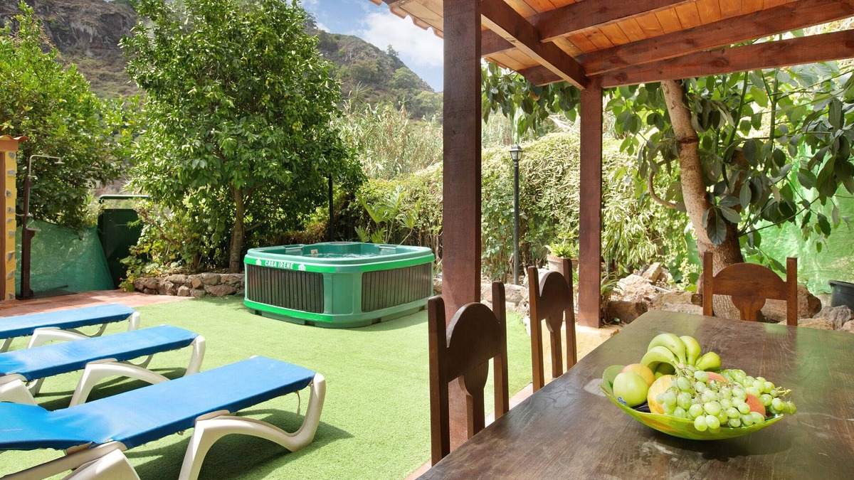Teror House | Holiday Home “Casa Irene” with Mountain View, Jacuzzi, Garden & Wi-Fi