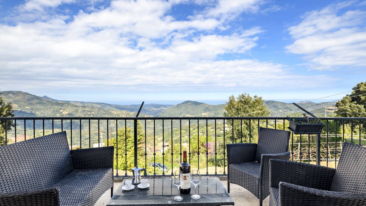 Jerzu House | Holiday Home "Casa Jerzu S'essia de su santu" with Sea View, Garden & Wi-Fi