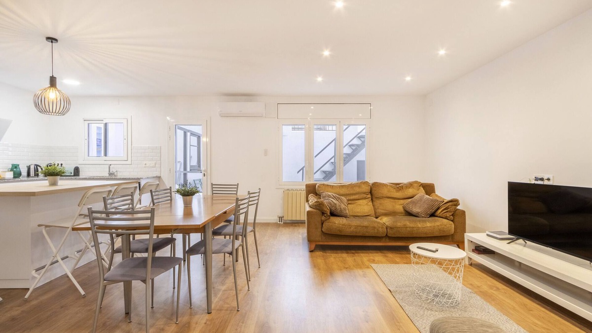Almacelles House | Holiday Home 'Casa Olegari' with Private Terrace, Wi-Fi and Air Conditioning