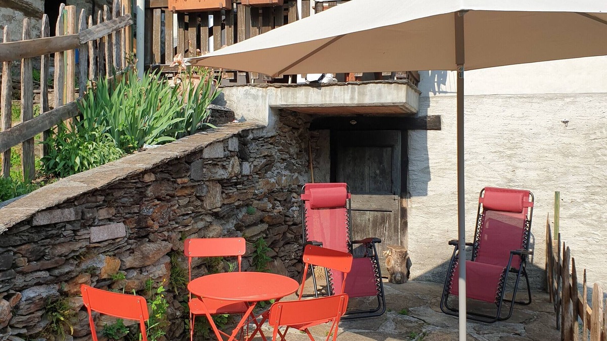 Lunecco House | Holiday Home 'Casa Piccola' with Mountain View, Private Garden and Wi-Fi