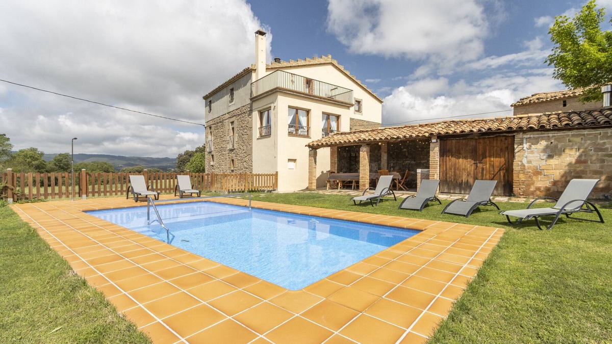 Solsona House | Holiday Home 'Casa Ponet' with Mountain View, Private Pool and Wi-Fi