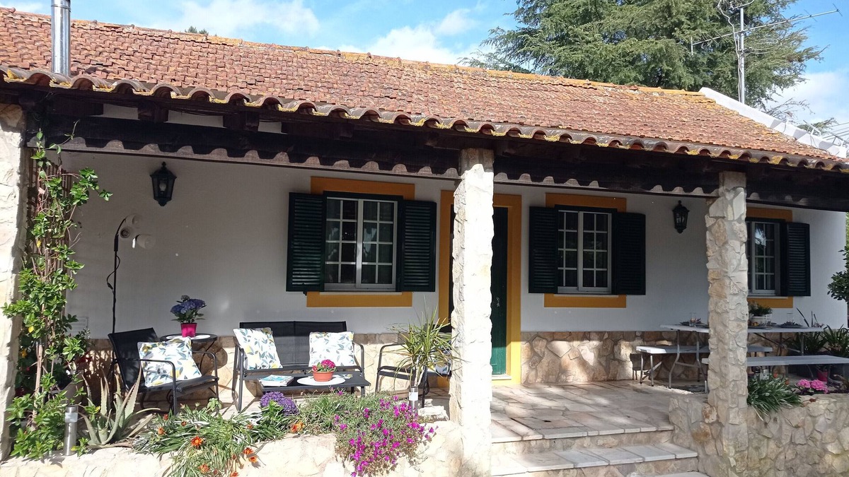 Cartaxo House | Holiday Home 'Casa 1' with Shared Pool, Wi-Fi and Air Conditioning
