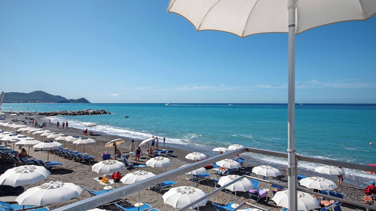 Cavi House | Holiday Home 'Casa Rossa' with Private Terrace, Wi-Fi and Air Conditioning