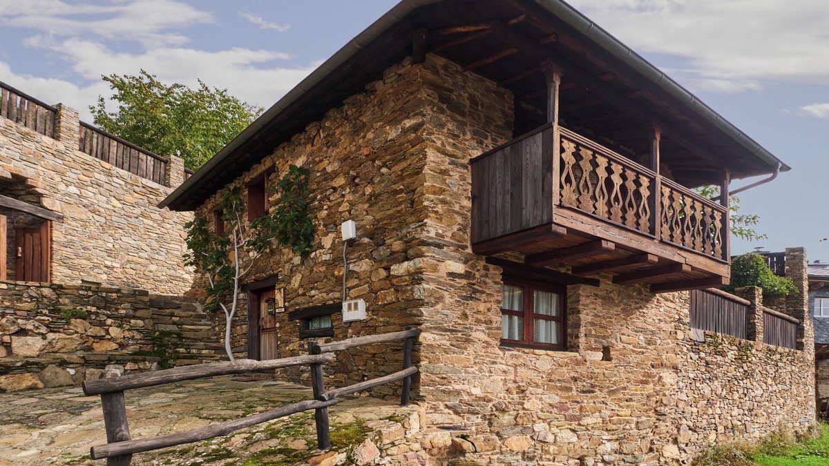 Priaranza del Bierzo House | Holiday Home 'Casa Rural Cornatel' with Private Terrace and Balcony
