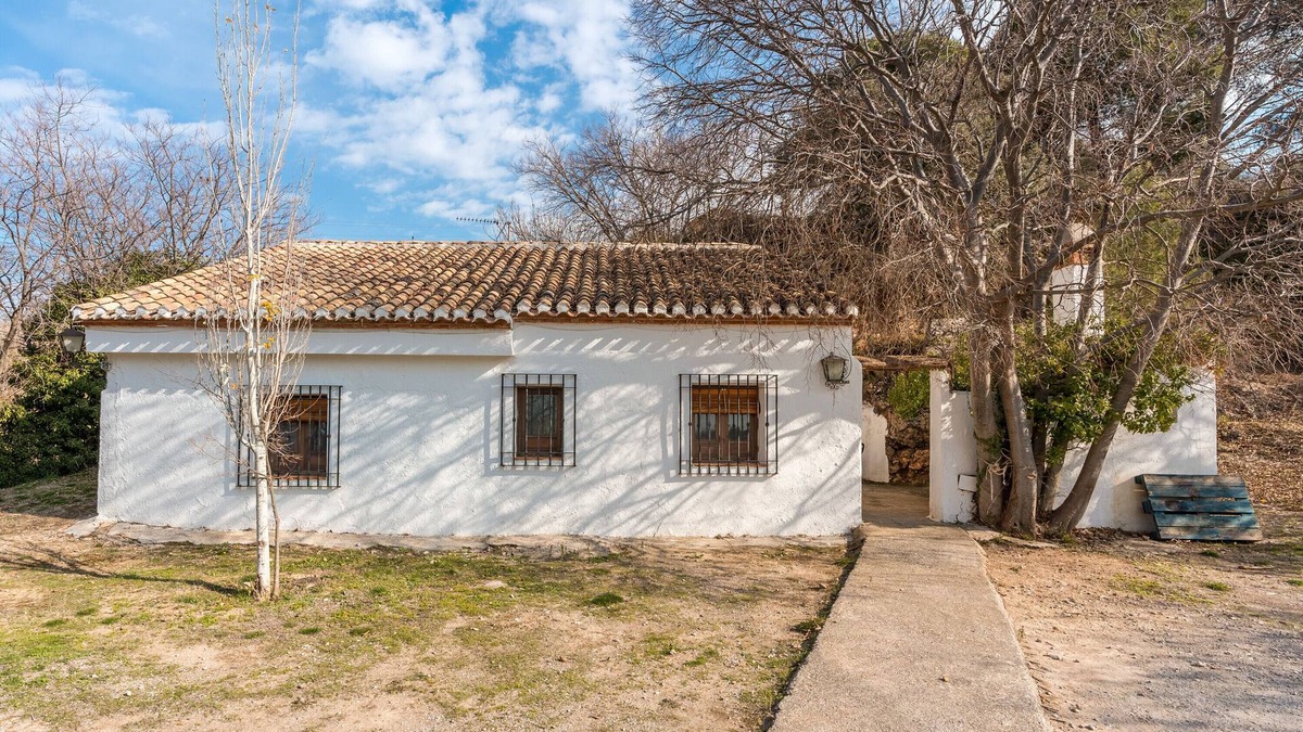 La Zubia House | Holiday Home 'Casa Rural La Roca' with Mountain Views, Shared Pool and Wi-Fi