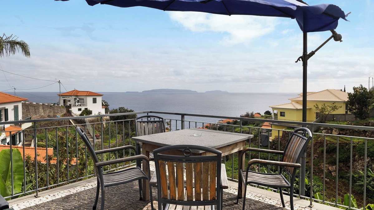 Gaula House | Holiday Home "Casa T2" with Sea View, Private Terrace & Wi-Fi