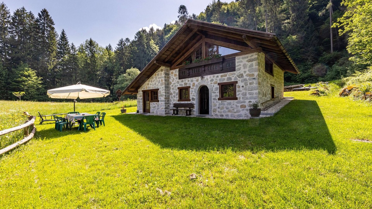 Borgo Lares Cabin | Holiday Home 'Cechin' with Mountain View, Private Garden and Balcony