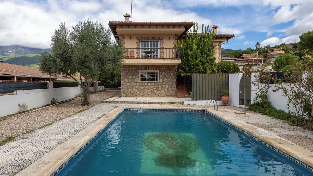 La Adrada Ski Chalet | Holiday Home 'Chalet El Castillo' with Private Pool, Wi-Fi and Air Conditioning