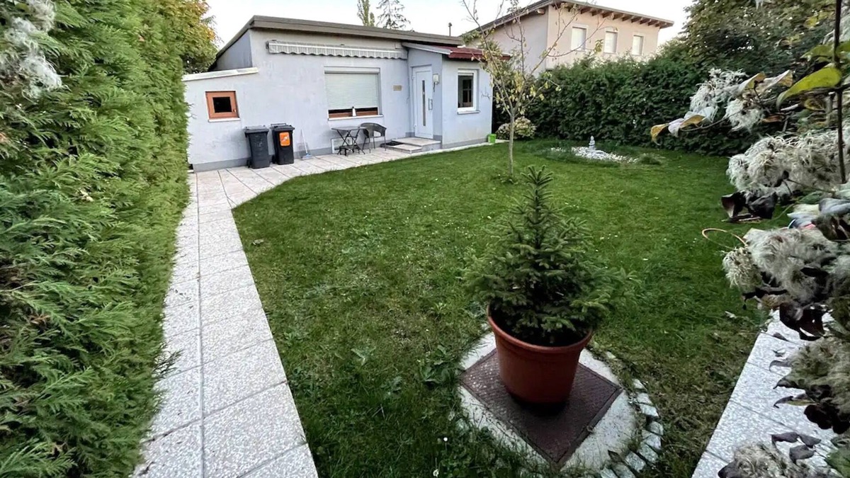 Favoriten House | Holiday Home "Cheerful Tiny House" with Private Garden