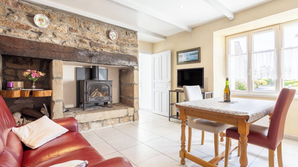 Mahalon House | Holiday Home 'Cheminée, Kerantum, Peaceful' with Shared Garden and Wi-Fi