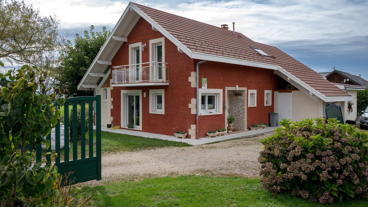 Rochefort House | Holiday Home 'Chez Les Ours' with Mountain View, Private Terrace and Wi-Fi