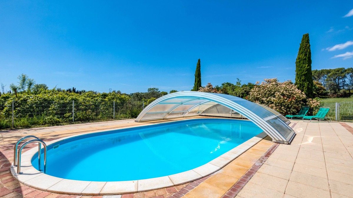 Aspiran House | Holiday Home 'Citron' with Shared Pool, Private Garden and Wi-Fi
