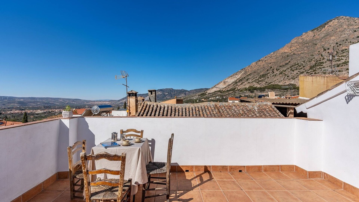 Niguelas House | Holiday Home 'Coqueta Casa Rural Para 8 Personas' with Private Terrace, Balcony and Wi-Fi