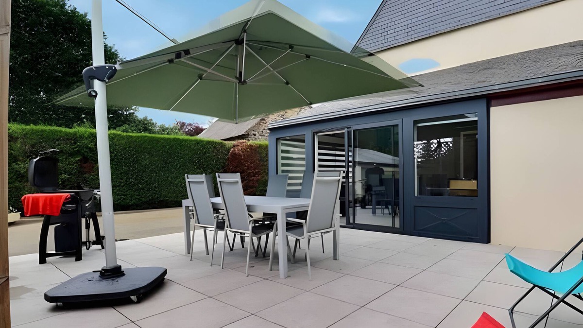 Chateaugiron House | Holiday Home 'Cours Péan' with Private Terrace, Private Garden and Wi-Fi