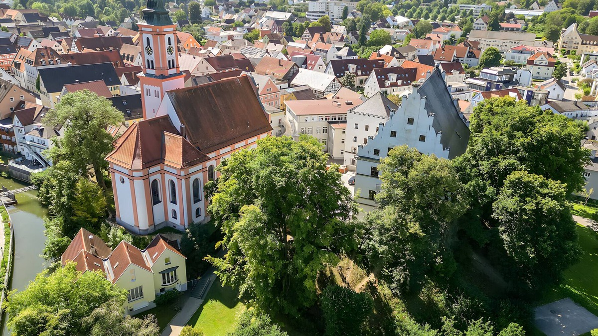 Krumbach House | Holiday Home 'Living In A Park - The Park Lodge' with Private Terrace and Wi-Fi