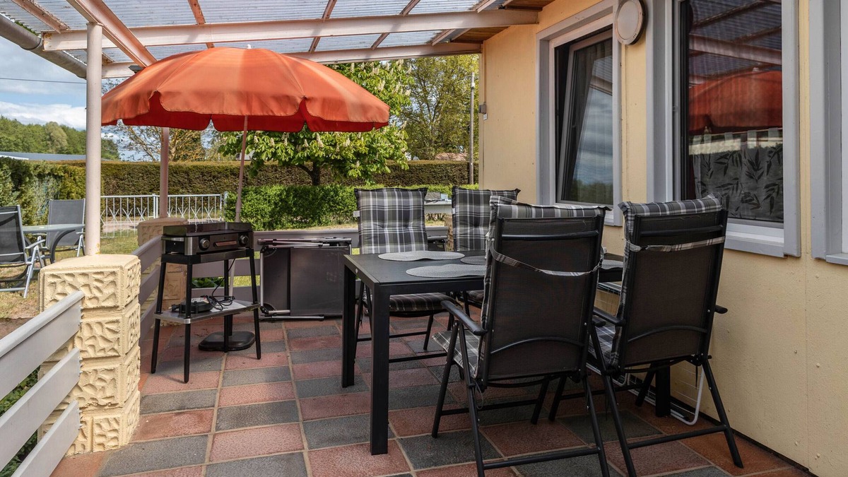 Lochow House | Holiday Home 'Ferienhaus Jupiter' with Private Terrace, Private Garden and Wi-Fi
