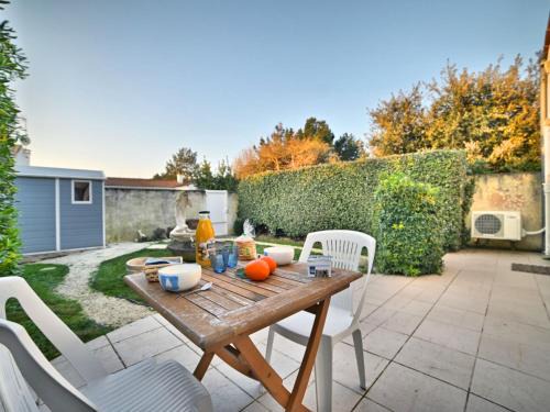 La Remigeasse House | Holiday Home Douce Alouette by Interhome
