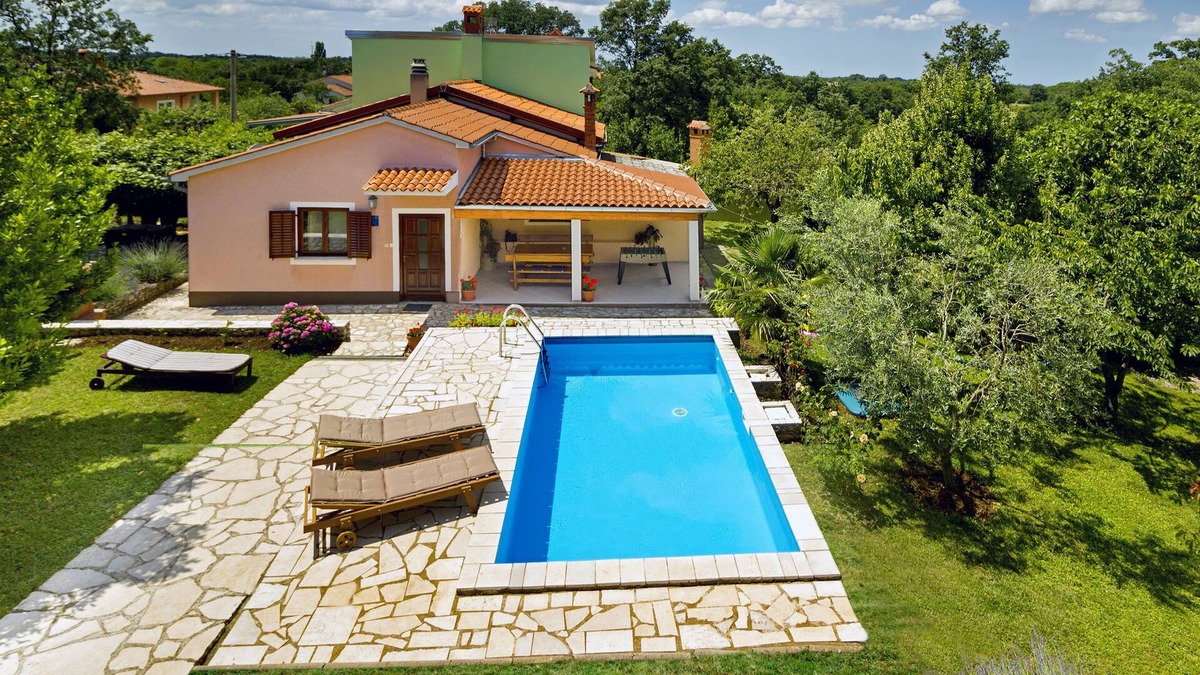 Modrusani House | Holiday home Ecio, with a large garden, surrounded by nature, fully fenced