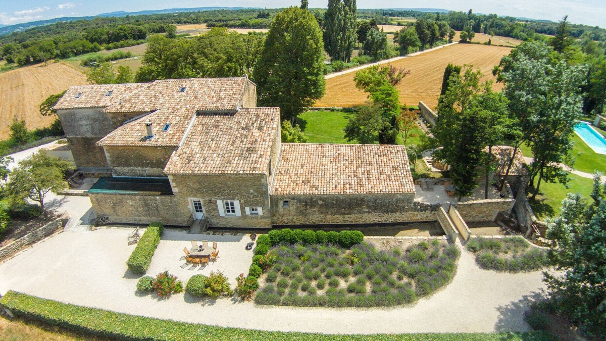 Colonzelle Cottage | Holiday Home 'Ecurie' with Shared Pool, Private Garden and Wi-Fi
