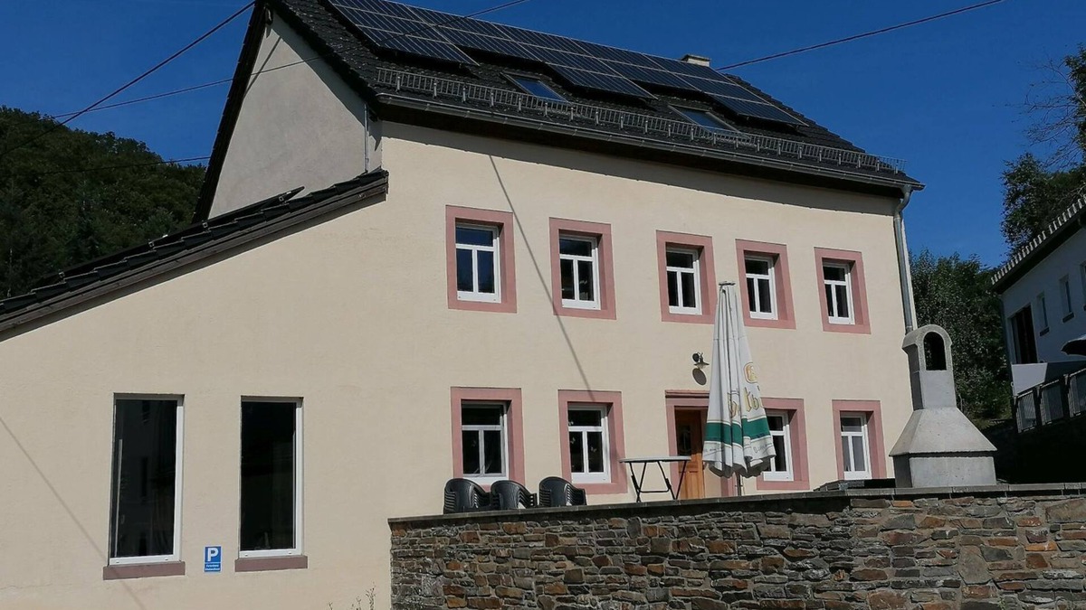 Zweifelscheid House | Holiday Home 'Eifellandhaus' with Shared Terrace and Wi-Fi