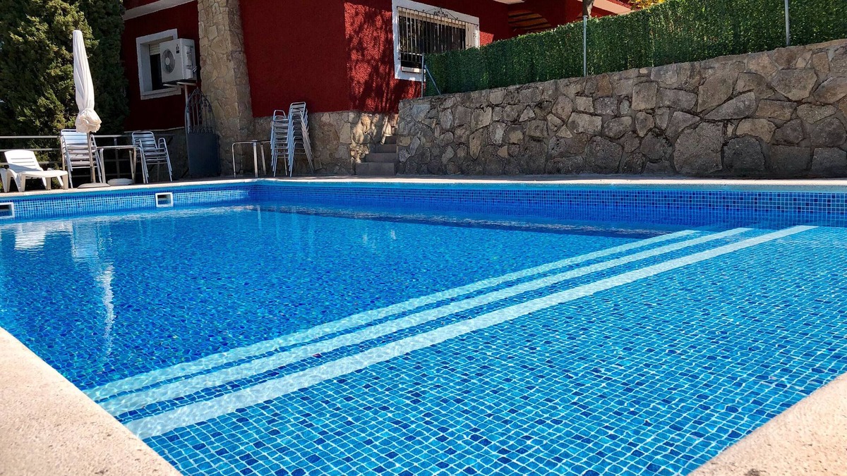 Valdemorillo House | Holiday Home 'El Bolero De Brasal' with Private Pool, Wi-Fi and Air Conditioning