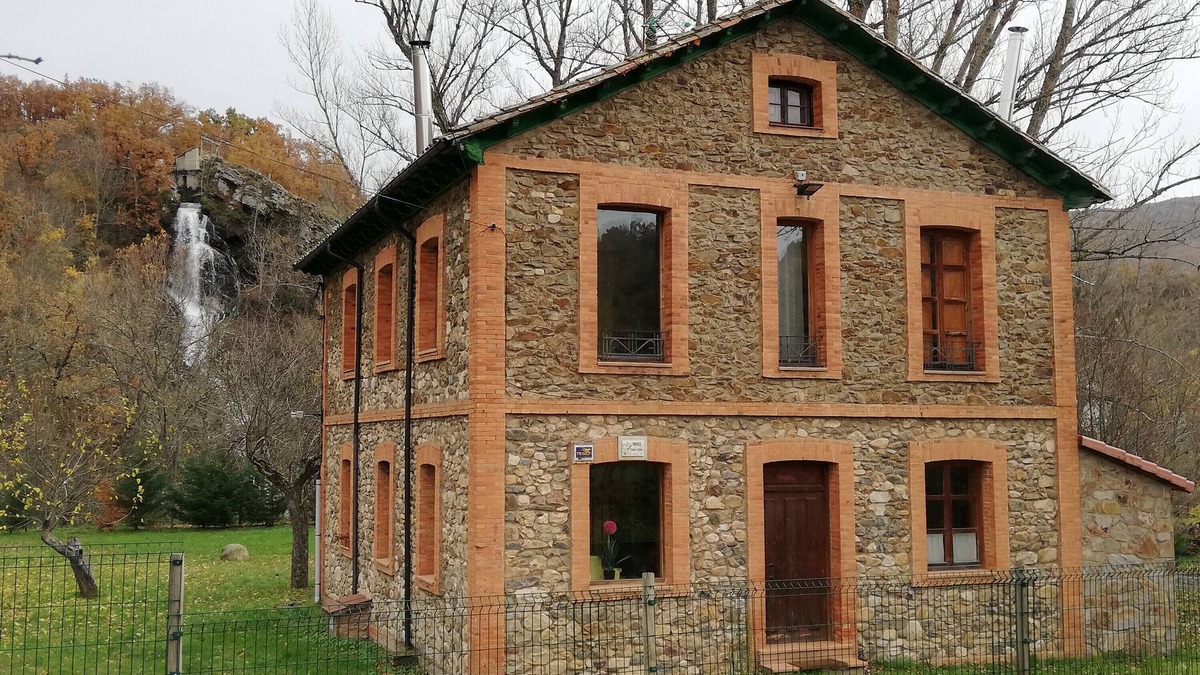 Matallana de Torio House | Holiday Home 'El Refugio De Valporquero' with Lake View, Private Terrace and Wi-Fi