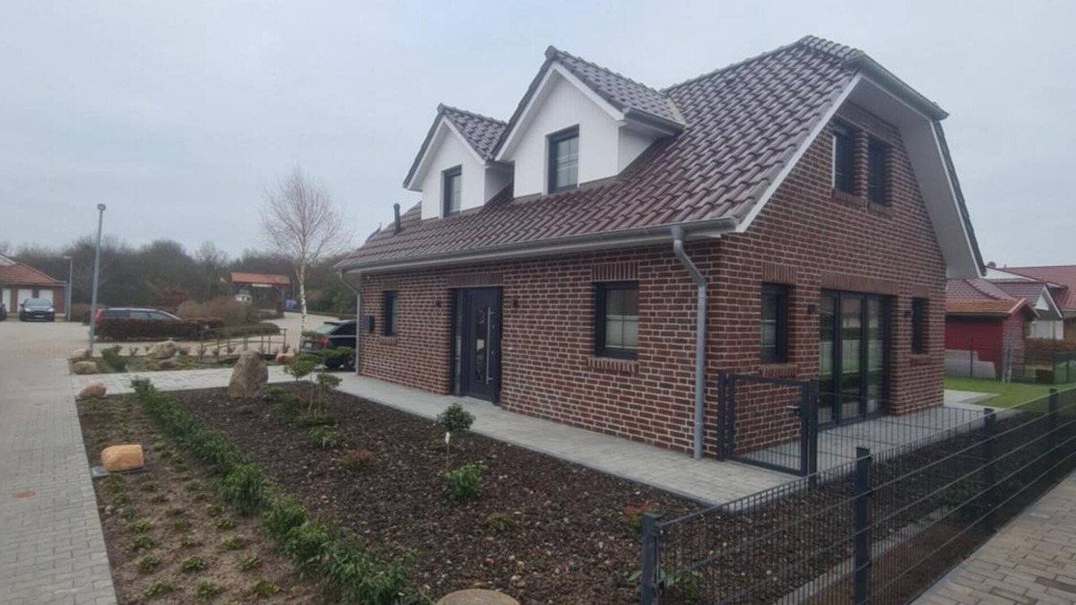 Geeste House | Holiday Home 'Emily' with Lake View, Private Terrace and Wi-Fi