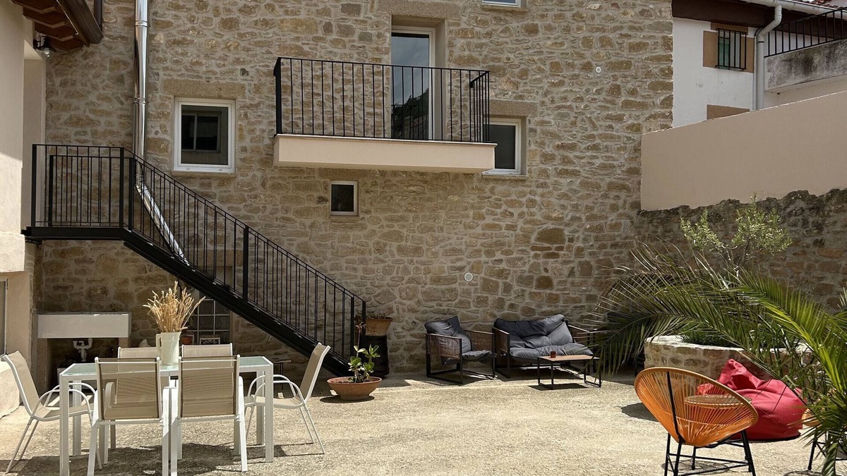 Morentin House | Holiday Home 'Enara-enea' with Private Garden, Balcony and Wi-Fi