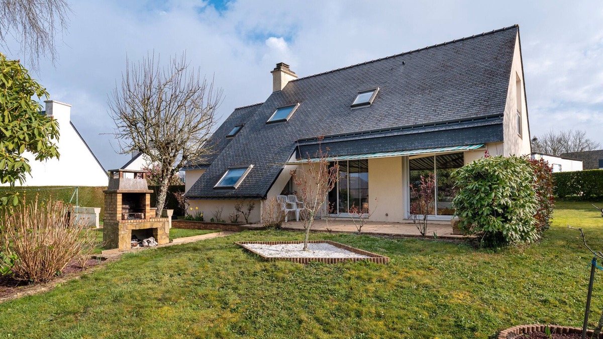 Pluvigner House | Holiday Home 'Entre Terre Et Mer' with Private Terrace, Private Garden and Wi-Fi